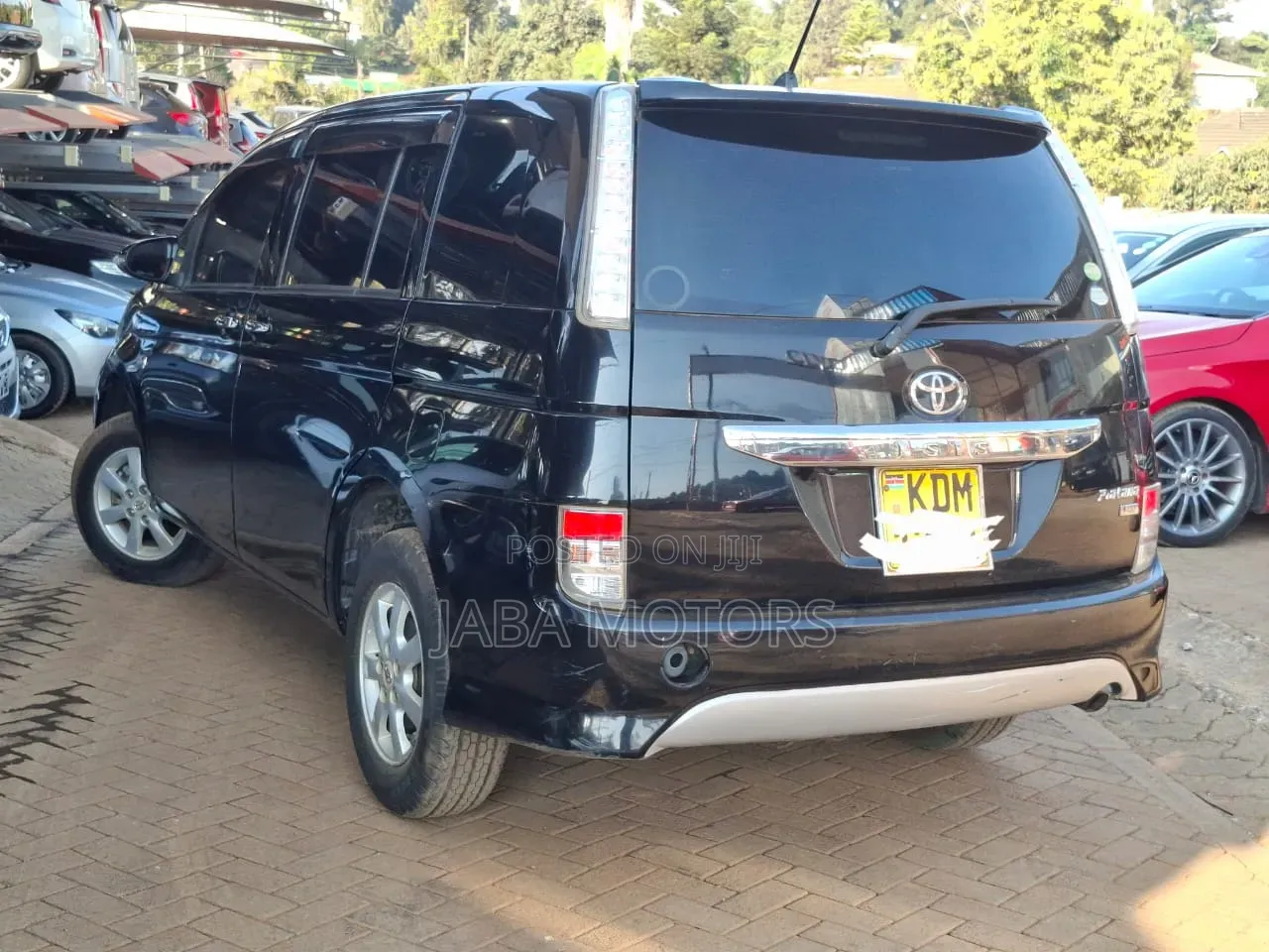 Toyota ISIS 2016 Black