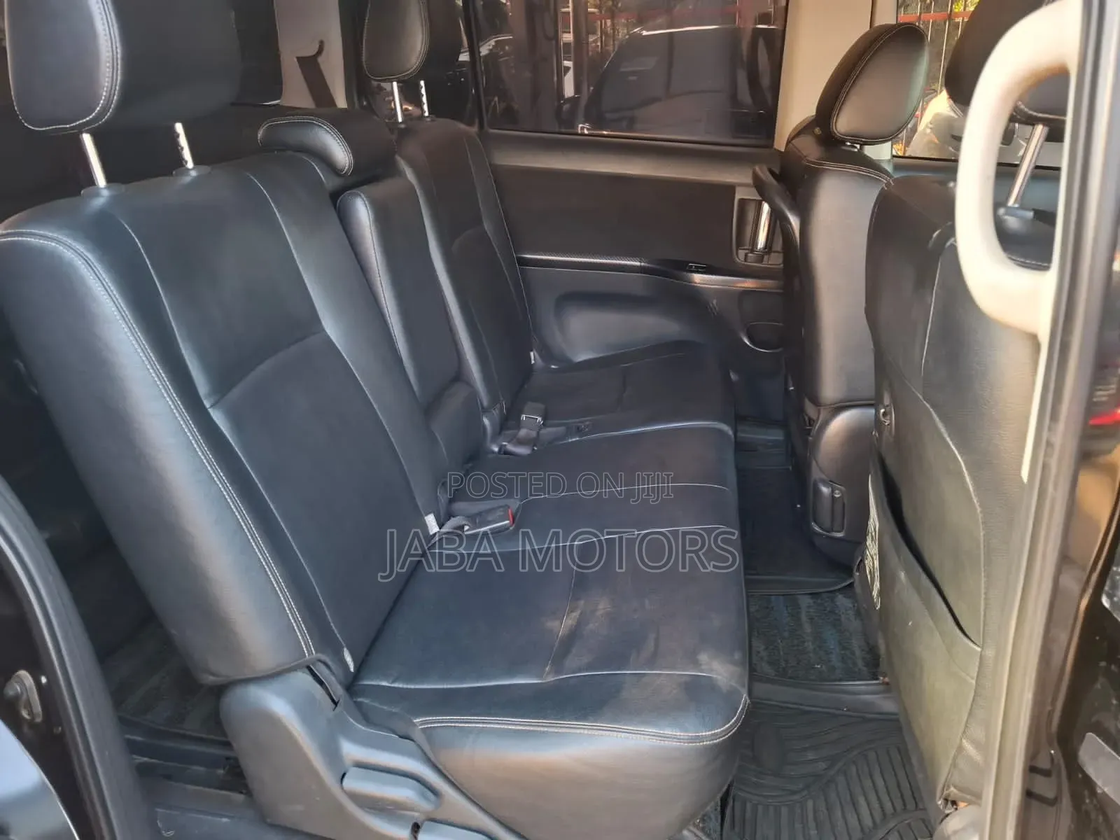 Toyota ISIS 2016 Black