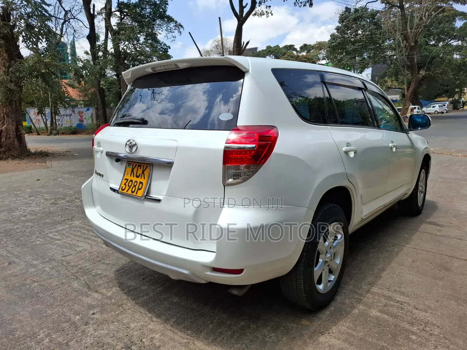 Toyota Vanguard 2010 White