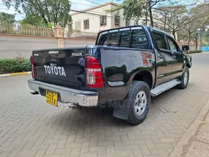 Toyota Hilux 2013 Black
