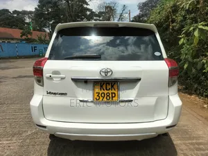 Toyota Vanguard 2010 White