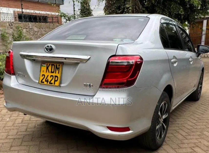 Toyota Axio 1.5 Hybrid 2WD 2015 Silver