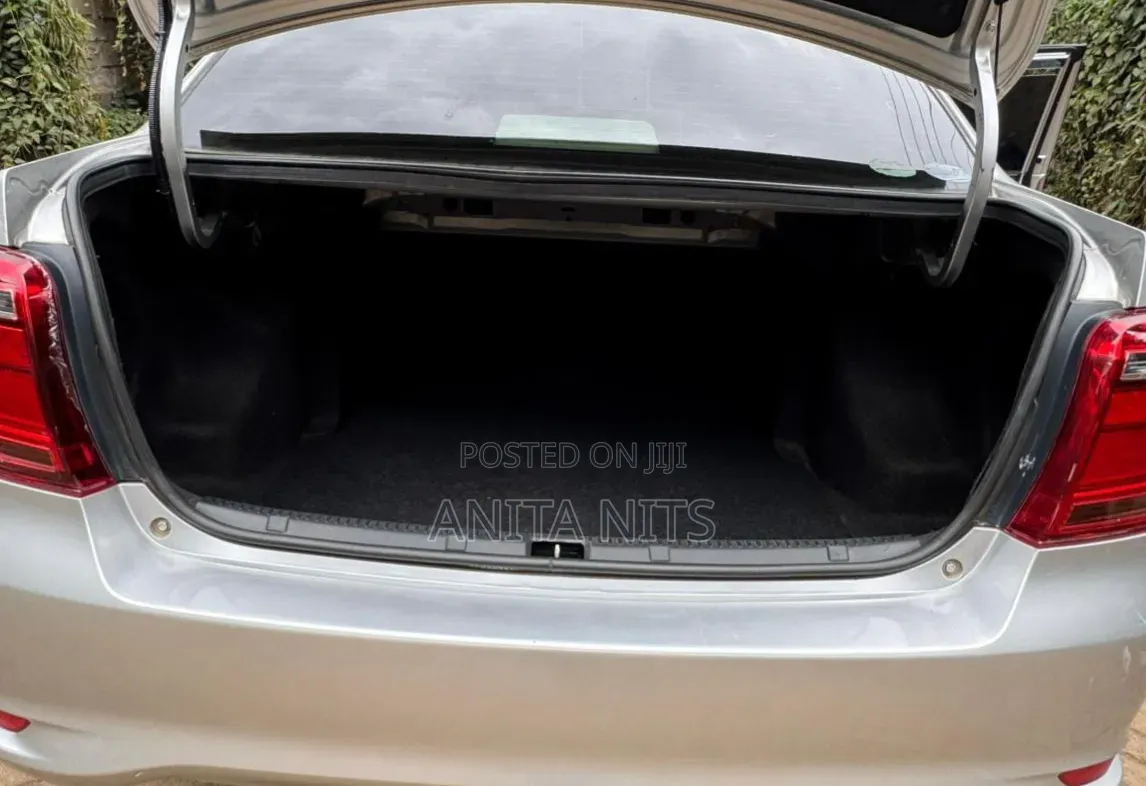 Toyota Axio 1.5 Hybrid 2WD 2015 Silver