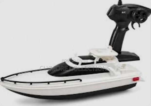 High-Speed Electric RC Boat - Waterproof & Rechargeable