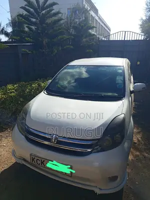 Toyota ISIS 2011 White