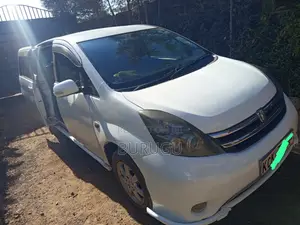 Toyota ISIS 2011 White