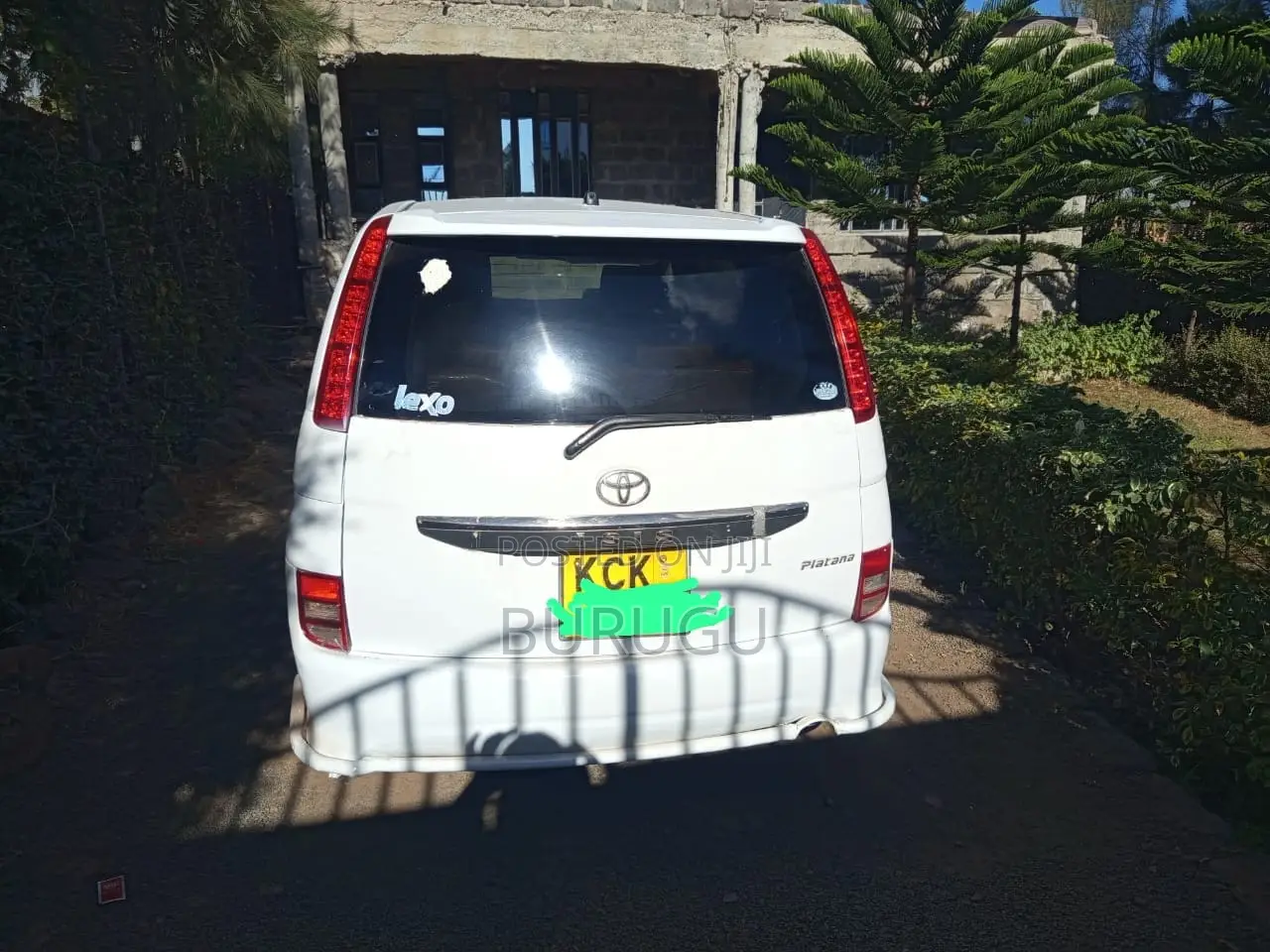 Toyota ISIS 2011 White