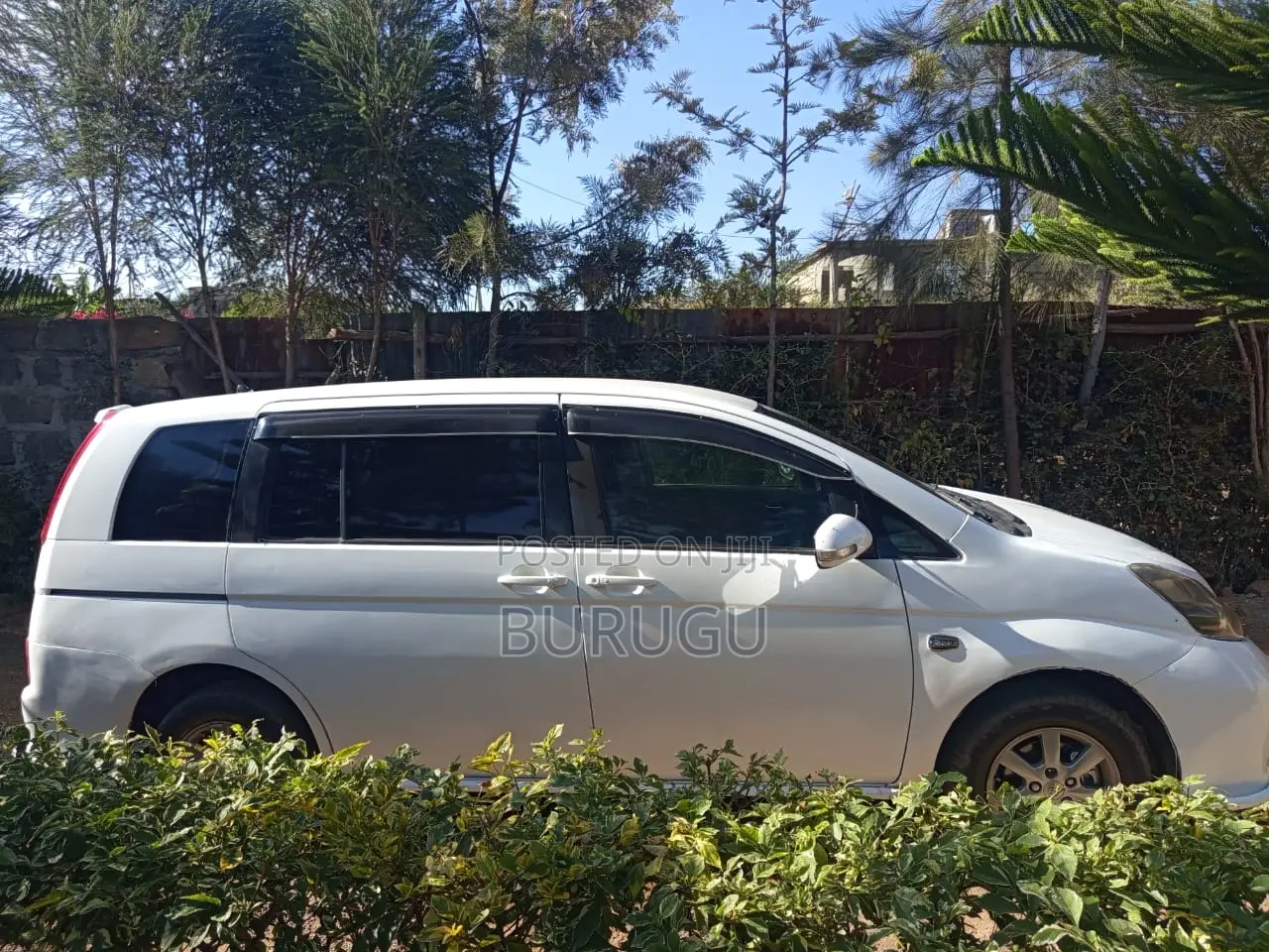 Toyota ISIS 2011 White