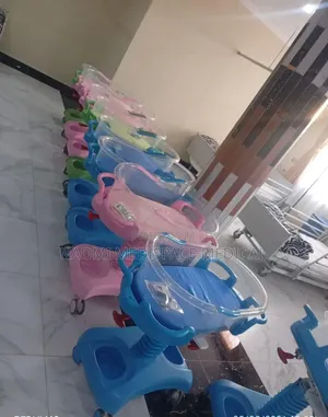 Quality Hospital Hydraulic Baby Bassinet /Imported Baby Crib