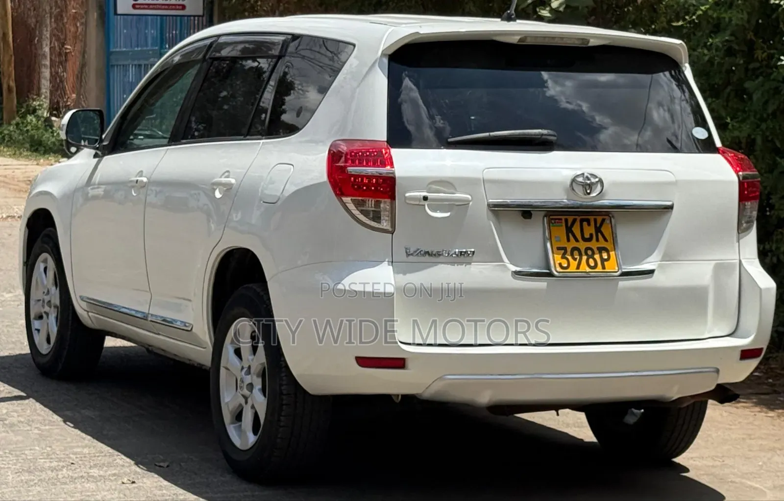 Toyota Vanguard 2010 White