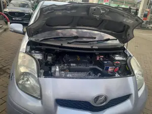 Toyota Vitz 2012 Silver