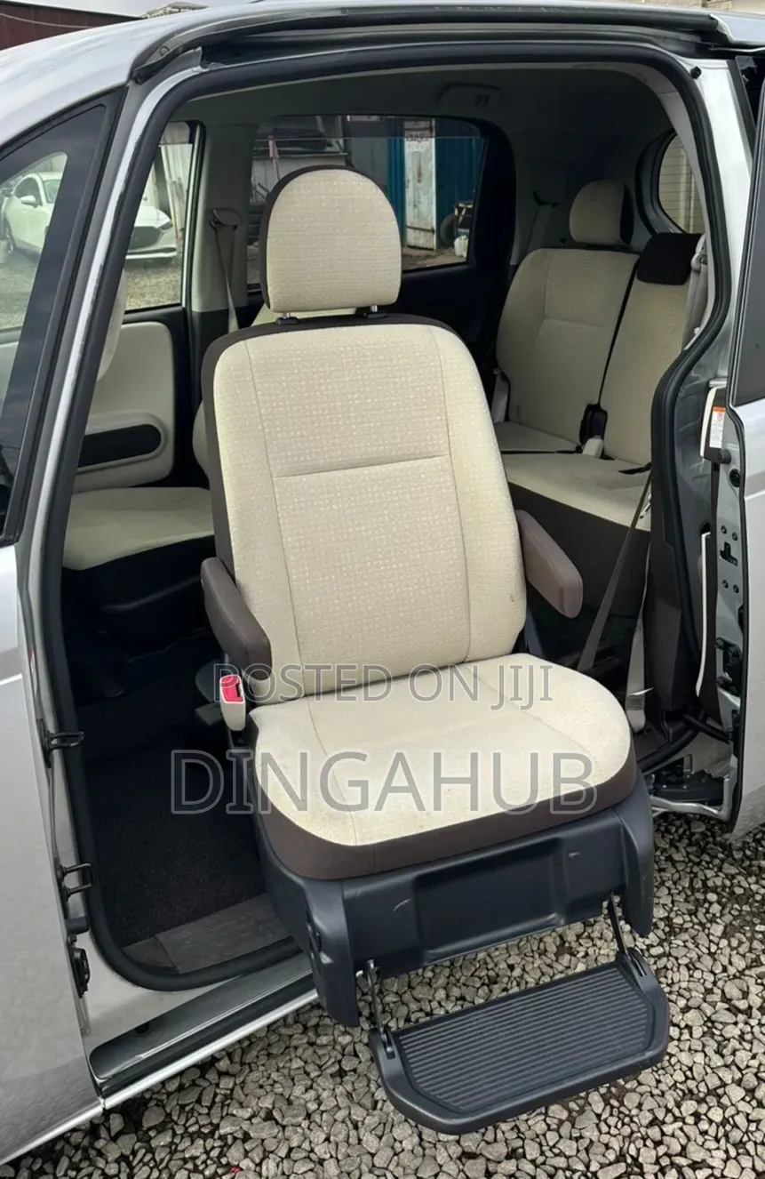 Toyota Porte 2019 Silver