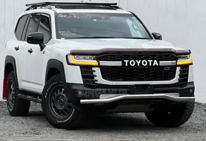 Toyota Land Cruiser LC300 2023 White