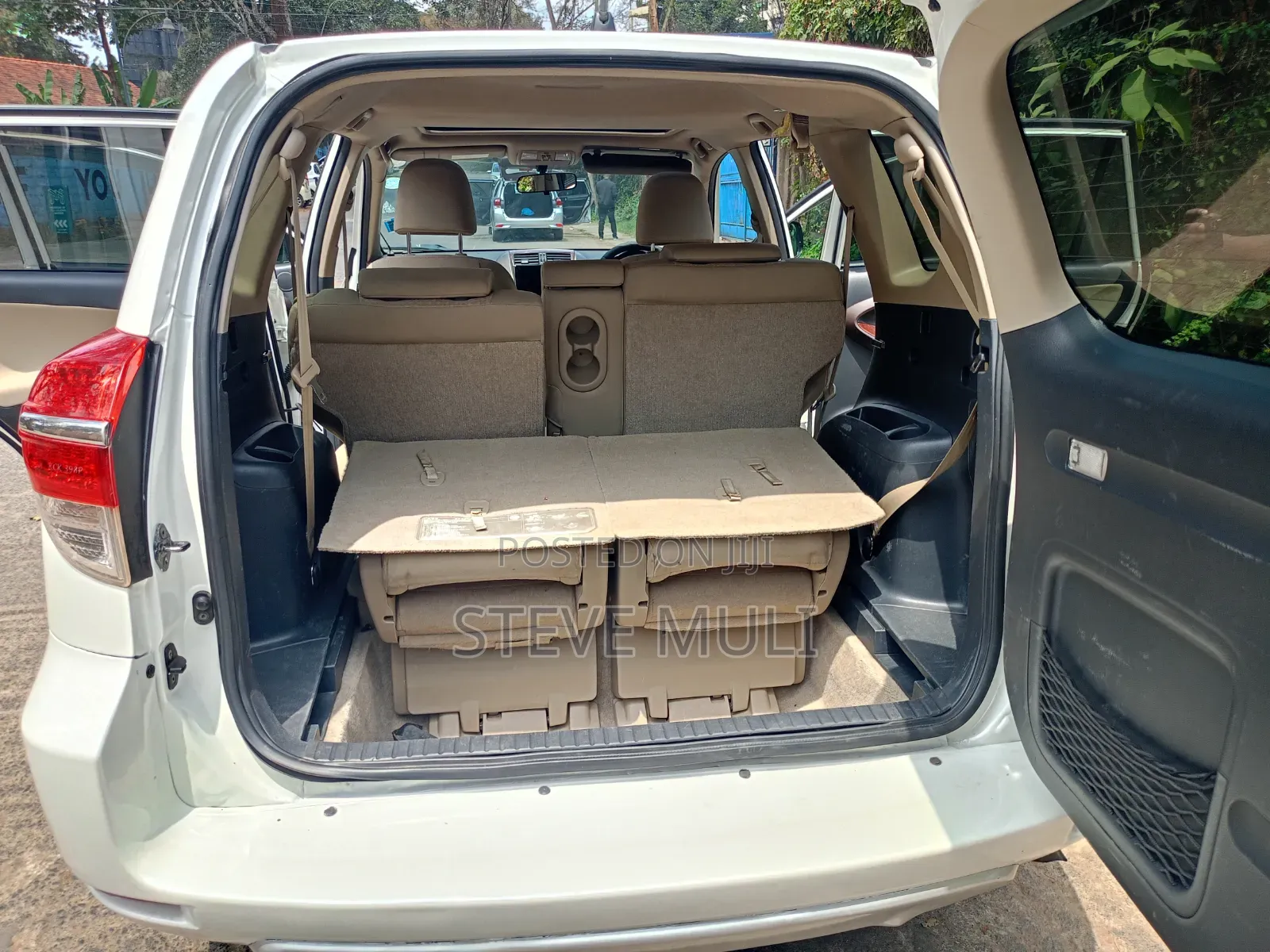 Toyota Vanguard 2010 White