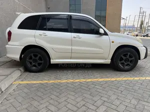 Toyota RAV4 Automatic 2000 White