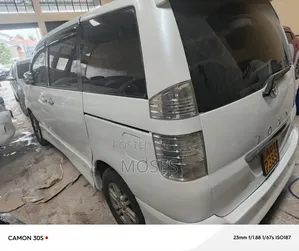Toyota Voxy 2007 Pearl