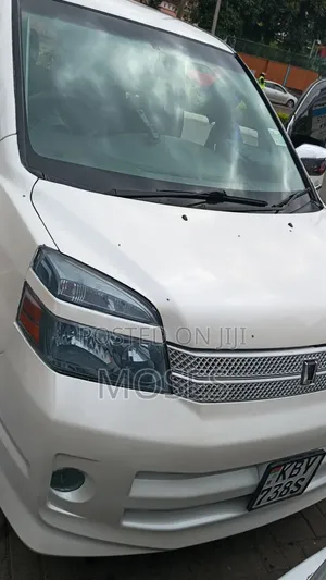 Toyota Voxy 2007 Pearl
