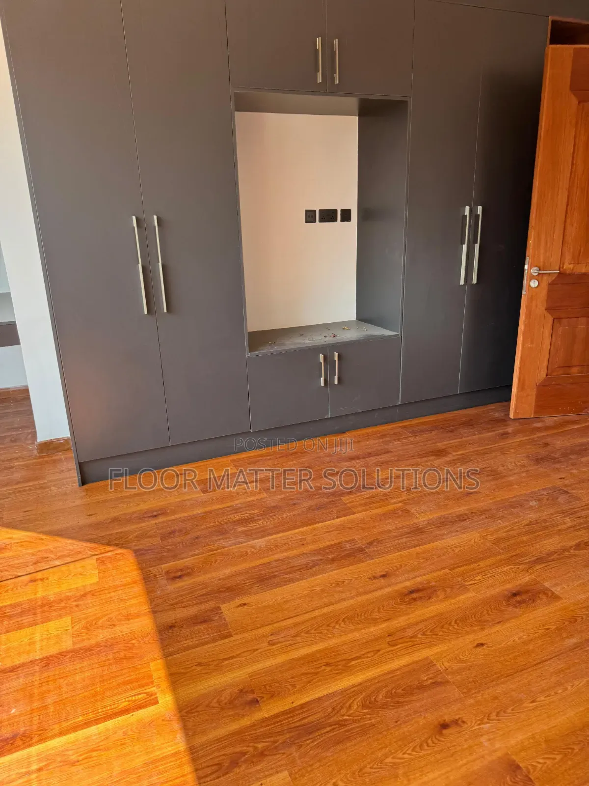 SPC Flooring (Royal Mahogany)