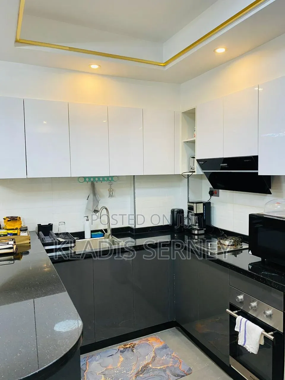 Unwind at This Luxurious Fully Equipped Apartment.