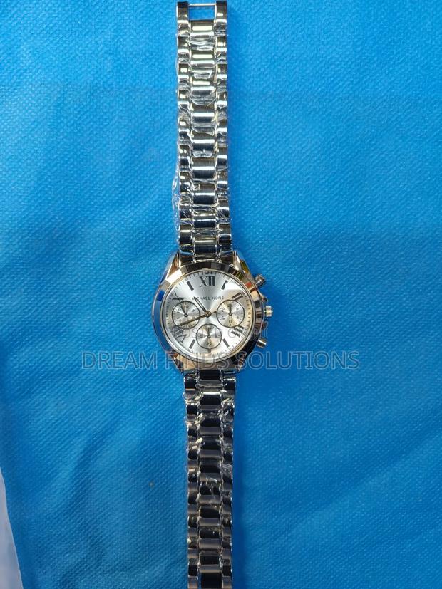 Timeless Elegance: The Silver Bradshaw - thumbnail 3