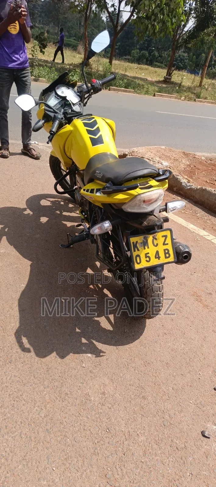 TVS Apache 160 4V 2016 Yellow