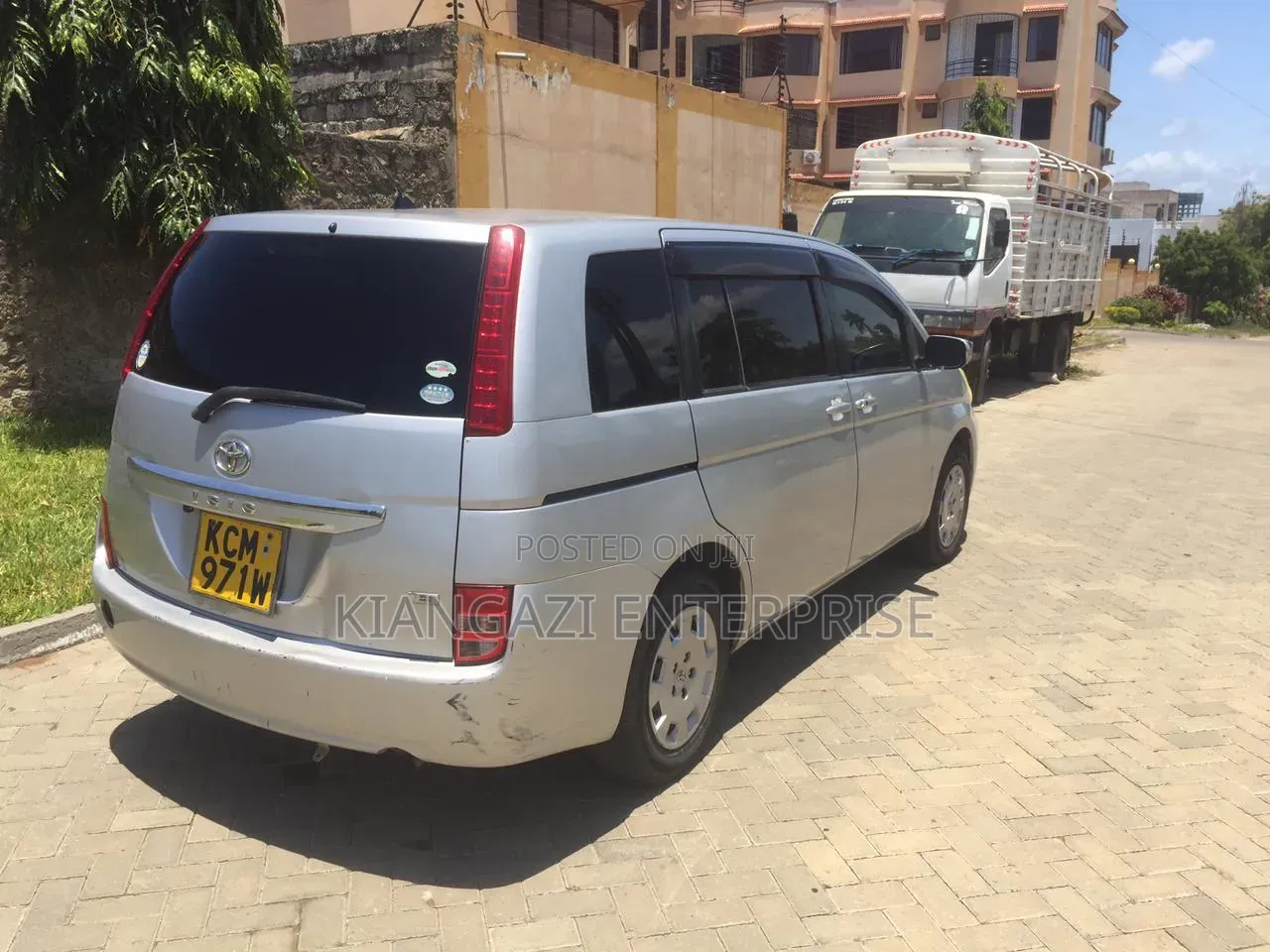 Toyota ISIS 1.8 L 2WD 2012 Silver