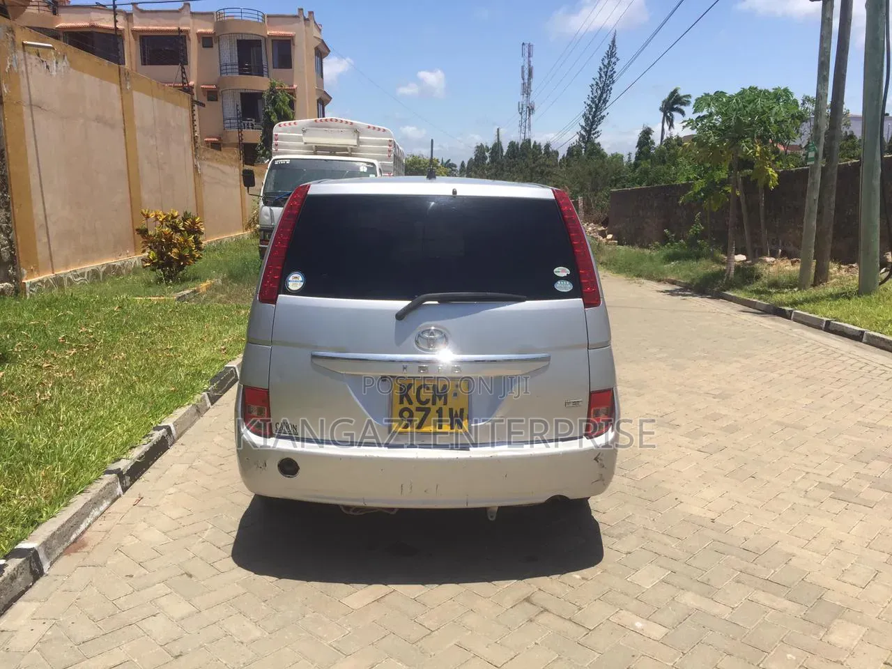 Toyota ISIS 1.8 L 2WD 2012 Silver
