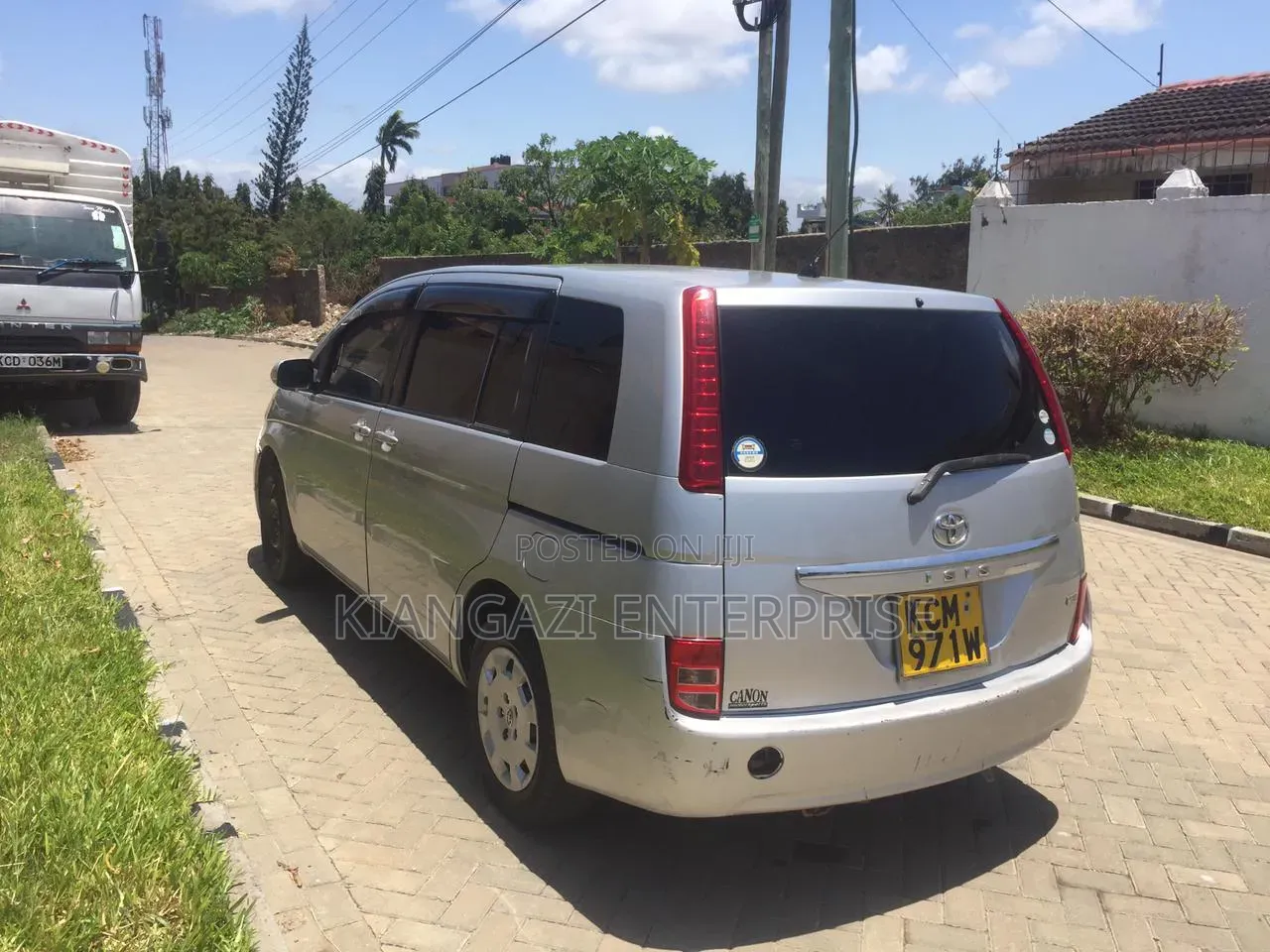 Toyota ISIS 1.8 L 2WD 2012 Silver