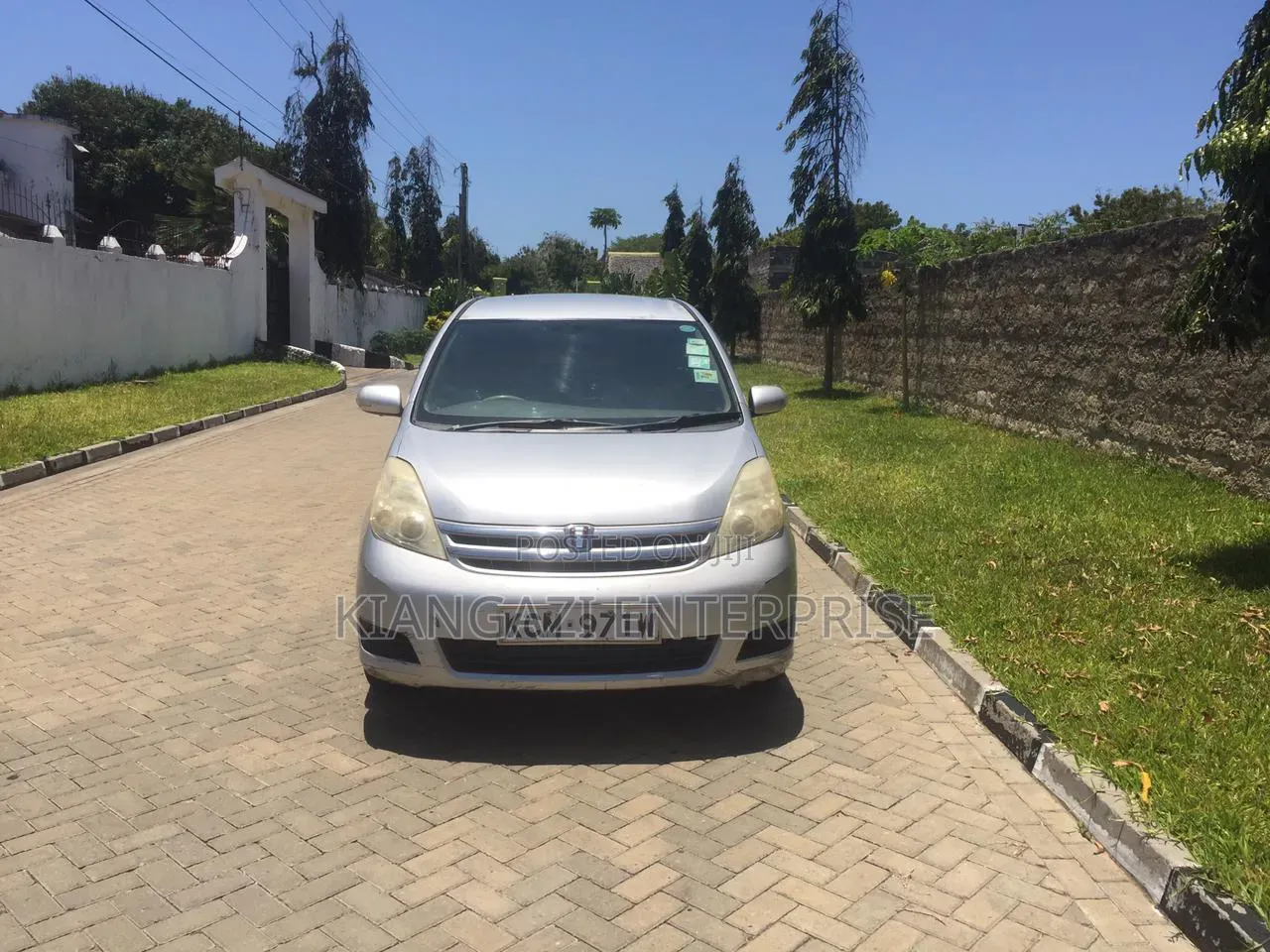 Toyota ISIS 1.8 L 2WD 2012 Silver