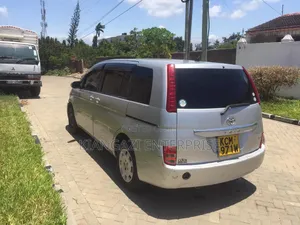 Toyota ISIS 1.8 L 2WD 2012 Silver