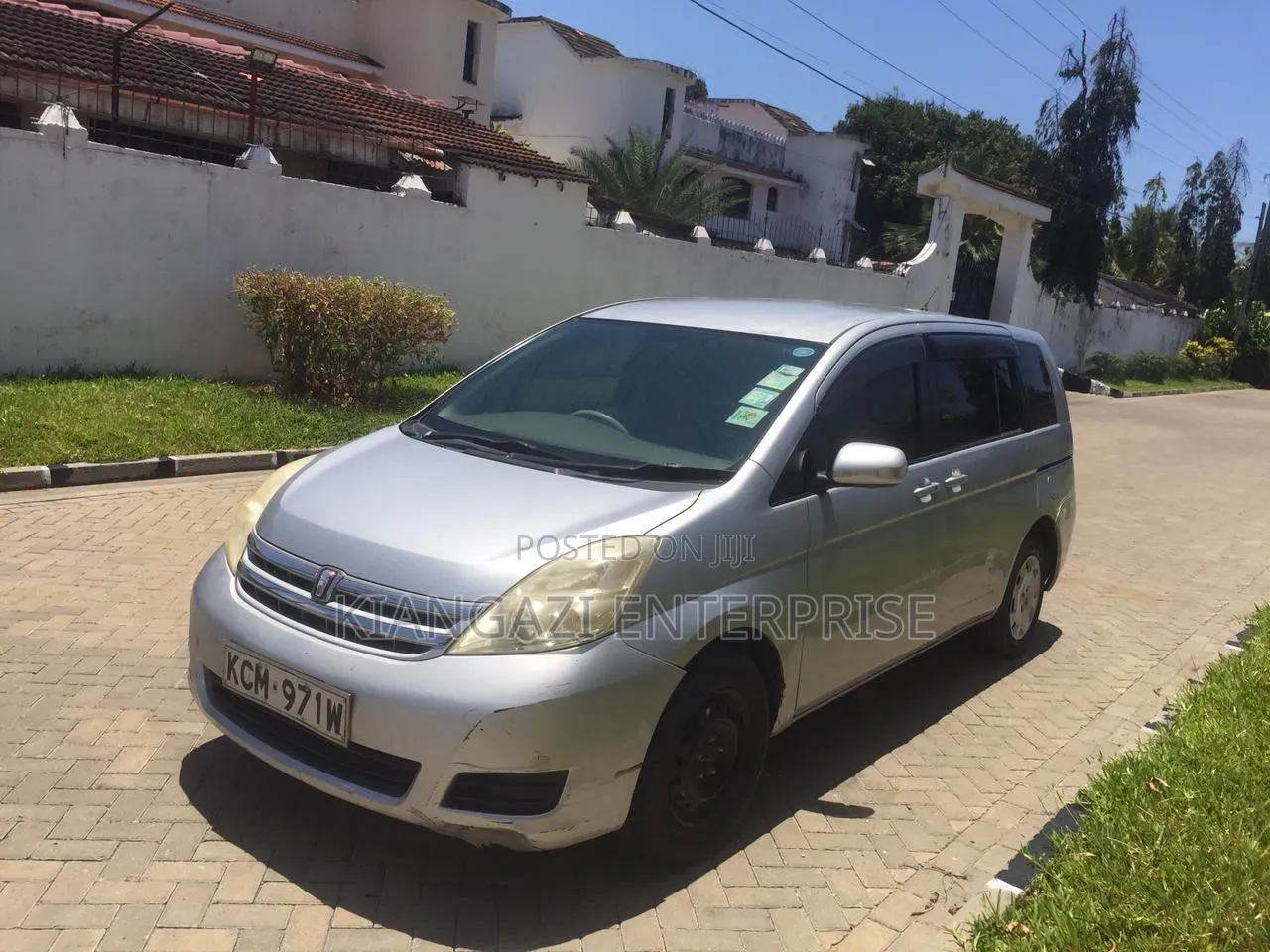 Toyota ISIS 1.8 L 2WD 2012 Silver