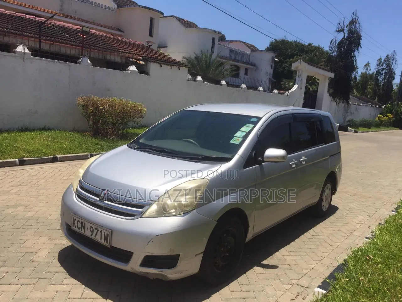 Toyota ISIS 1.8 L 2WD 2012 Silver