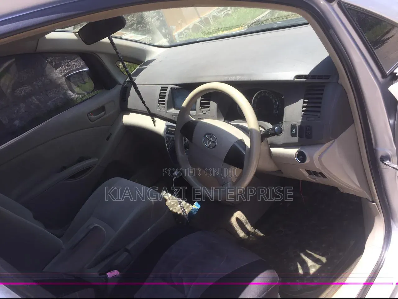 Toyota ISIS 1.8 L 2WD 2012 Silver