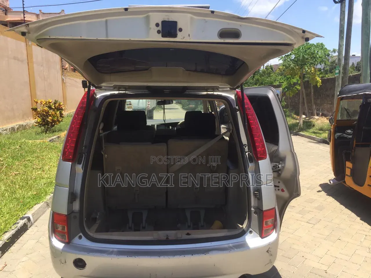 Toyota ISIS 1.8 L 2WD 2012 Silver