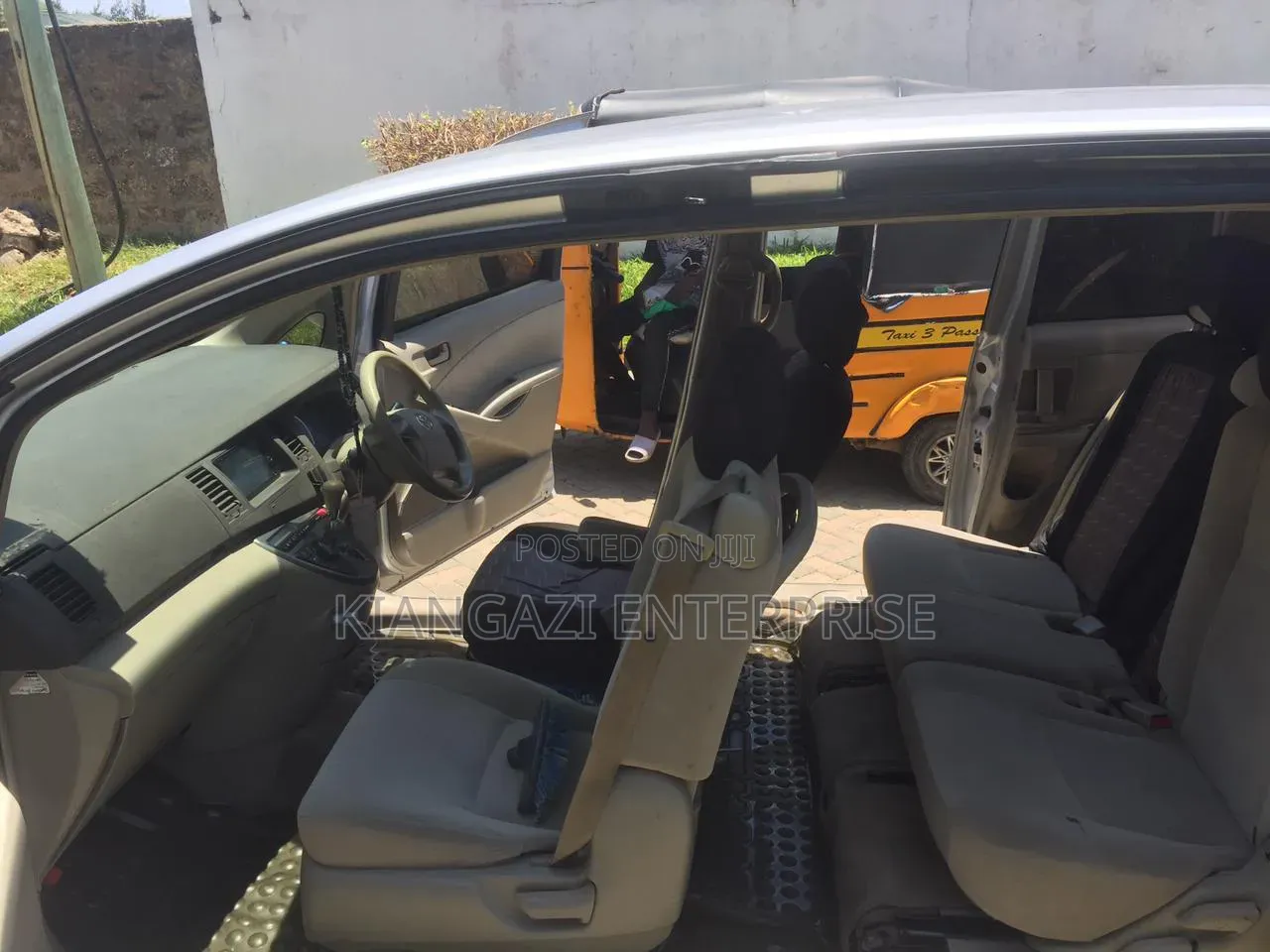 Toyota ISIS 1.8 L 2WD 2012 Silver