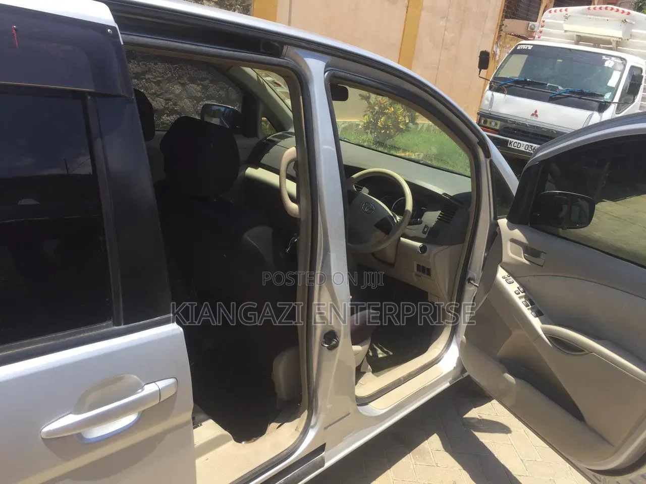 Toyota ISIS 1.8 L 2WD 2012 Silver