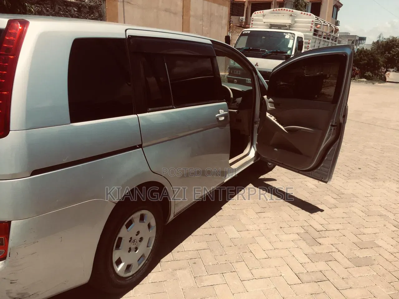 Toyota ISIS 1.8 L 2WD 2012 Silver
