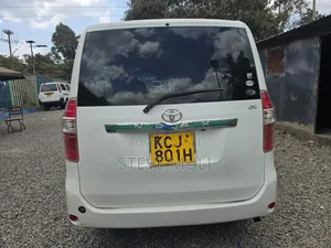 Toyota Noah 2010 White