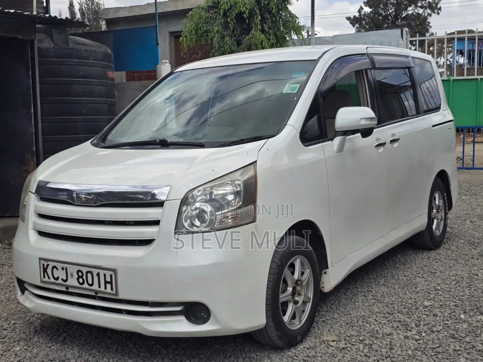 Toyota Noah 2010 White