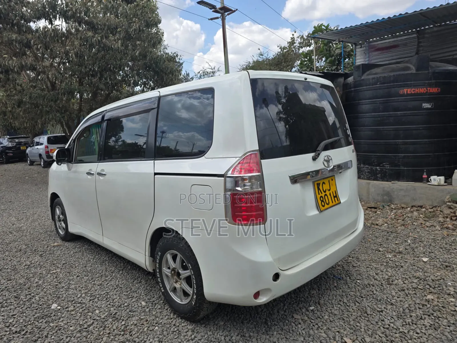Toyota Noah 2010 White