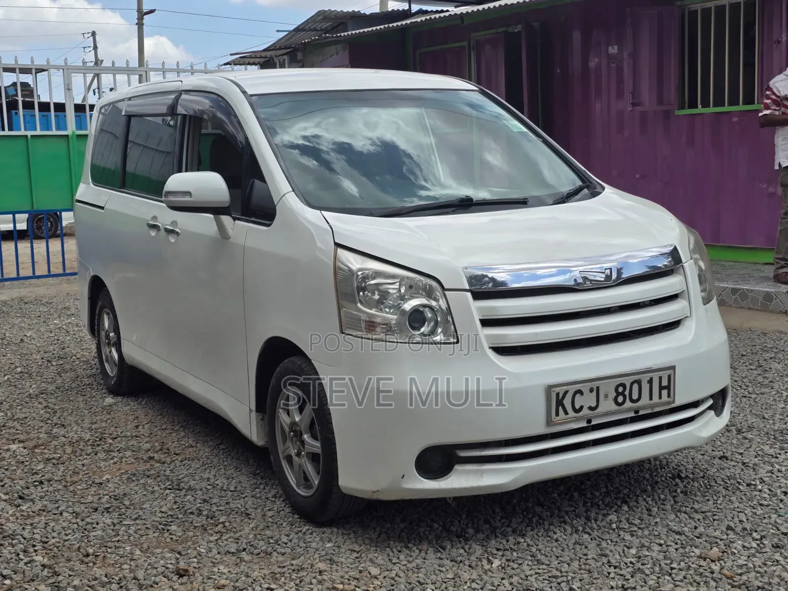 Toyota Noah 2010 White