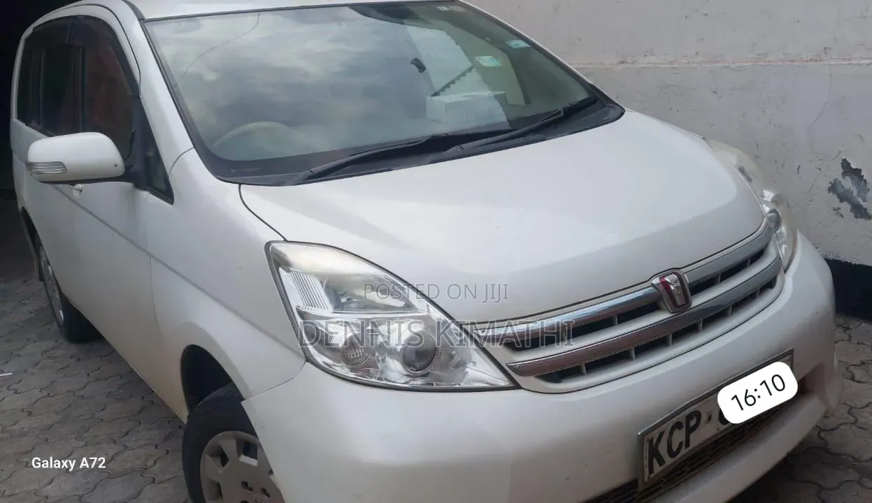 Toyota ISIS 1.8 Platana 2WD 2010 White