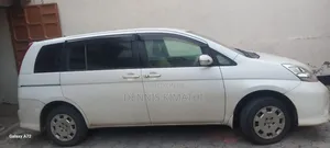 Toyota ISIS 1.8 Platana 2WD 2010 White