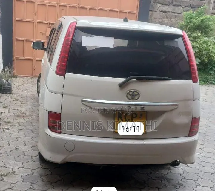 Toyota ISIS 1.8 Platana 2WD 2010 White