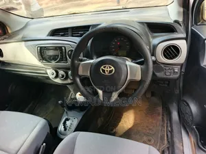 Toyota Vitz 2011 Silver