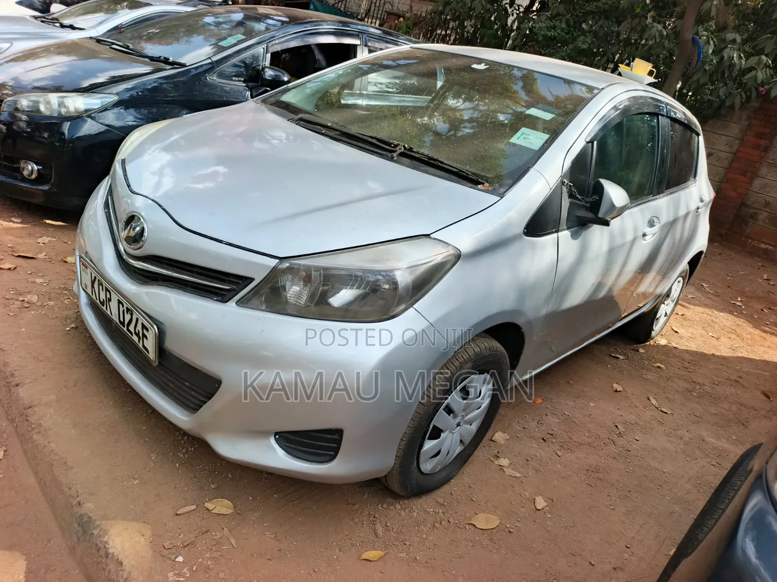 Toyota Vitz 2011 Silver