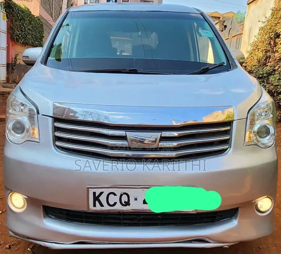 Toyota Noah 2012 Silver