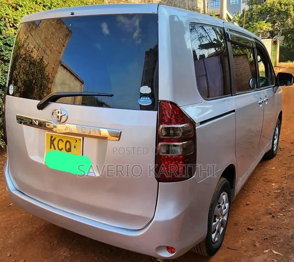 Toyota Noah 2012 Silver