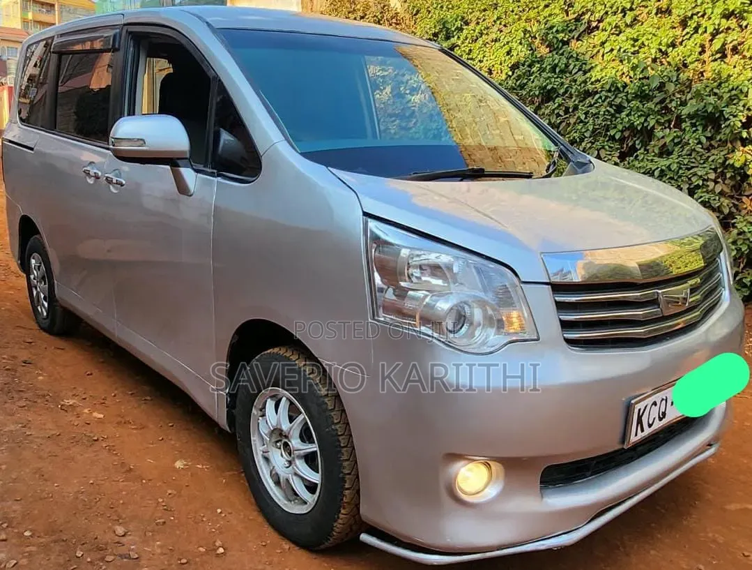 Toyota Noah 2012 Silver