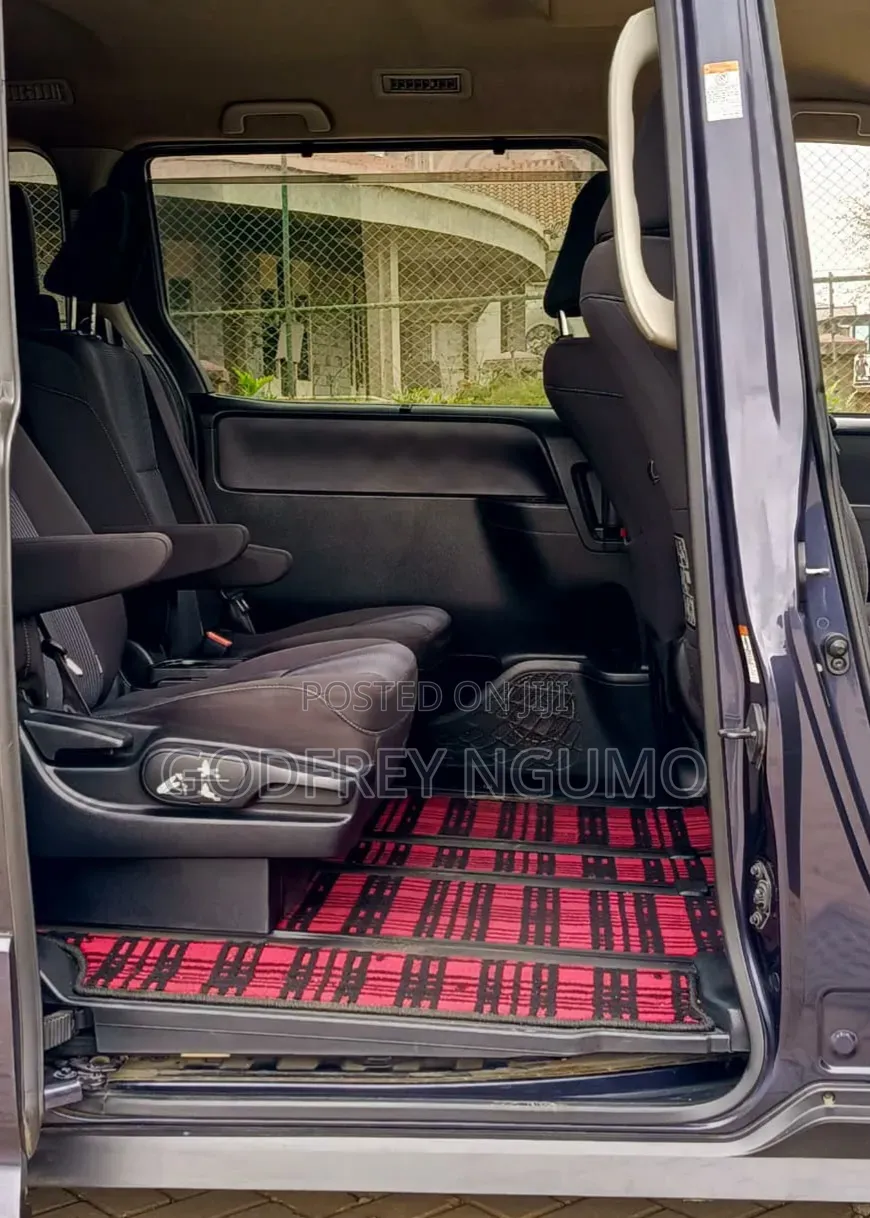 Toyota Noah 2.0 AWD (8 Seater) 2017 Blue